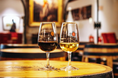 Zeit im Glas: Portweine reifen häufig jahrzehntelang im Keller und besitzen unglaubliches Reifepotenzial. 