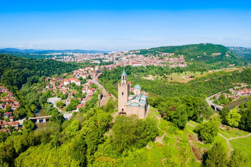 Kathedrale der Heiligen Himmelfahrt und Festung Tsarevets Luftbild in Veliko Tarnovo.