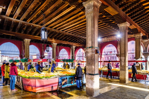 Schon frühmorgens  tummeln sich am Fischmarkt beim Rialto die Händler und die Einheimischen. Touristen sieht man hier kaum.