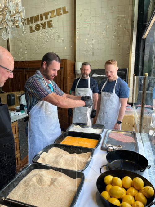 Schnitzelworkshop bei »Meissl &amp; Schadn« im »Hotel Grand Ferdinand Wien« für ESC-Delegierte und internationale Medien 