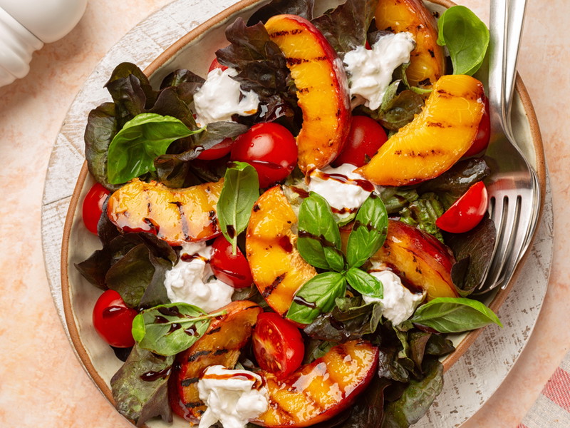 Burrata mit Tomaten und Pfirsichen