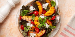 Burrata mit Tomaten und Pfirsichen