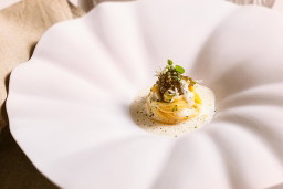 Linguine mit Sake-Beurre Blanc, Schnittlauchöl & Stör Kaviar