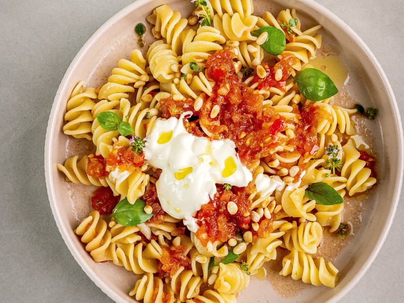 Sommerpasta mit geriebener Tomatensauce