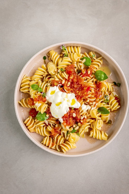 Sommerpasta mit geriebener Tomatensauce