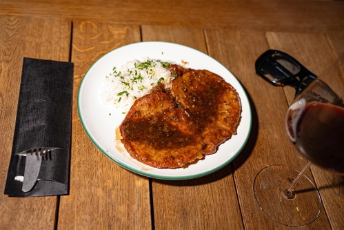 Willi Schlögl verrät in »Anleitung zum Weinsaufen II - Essen fassen!« das Naturschnitzel-Rezept seiner Mama. 