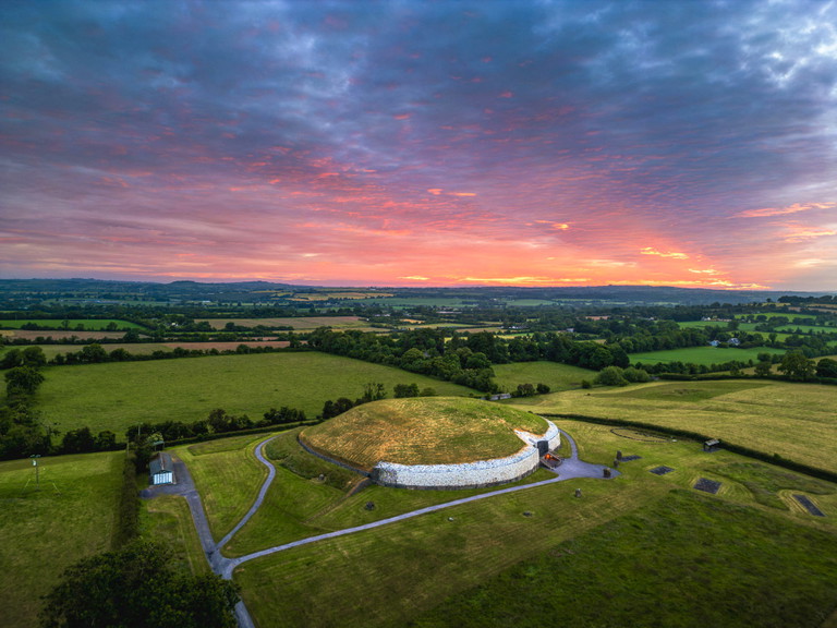 Newgrange ist ein über 5.000 Jahre altes steinzeitliches Ganggrab
