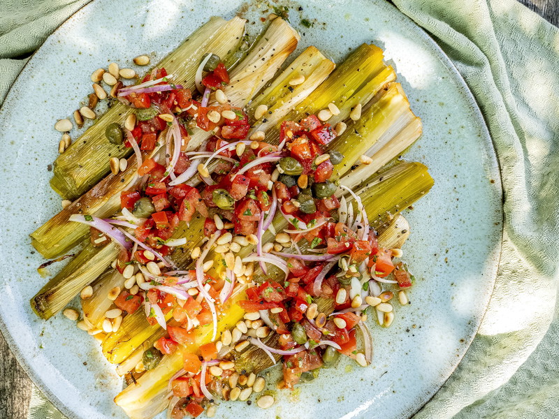 Ofenlauch mit Tomaten-Salsa