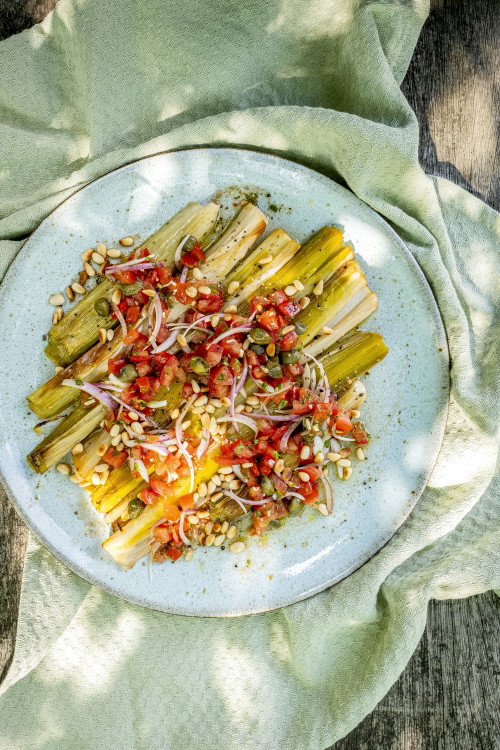 Ofenlauch mit Tomaten-Salsa