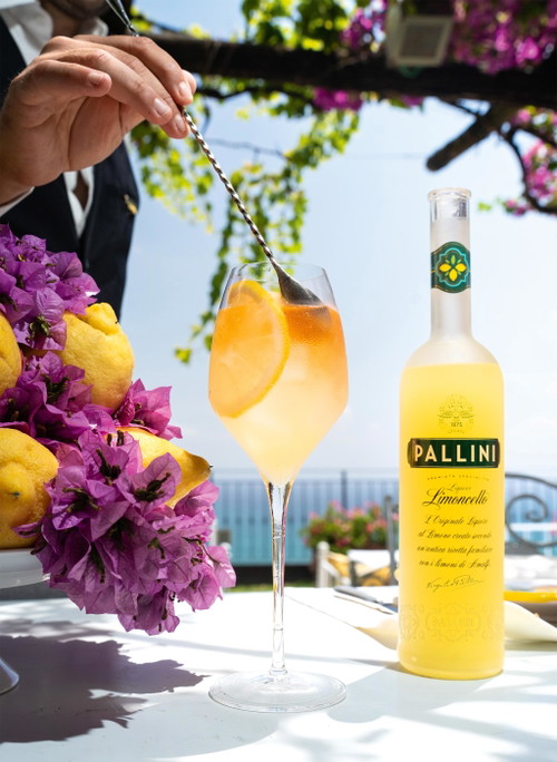 Mit intensiver Zitronenfrucht, frischer Zestenaromatik und süditalienischer Leichtigkeit zählt »Pallini Limoncello« zu den Klassikern der Kategorie.