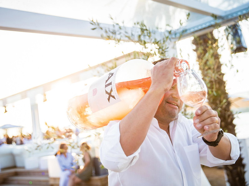 Die Provence ist die Hochburg des Rosés – hier wurde nicht nur der Weinstil definiert, sondern auch dessen Vermarktung. Großflaschen sind hier besonders beliebt – etwa bei Hersteller Maison Saint-Aix.