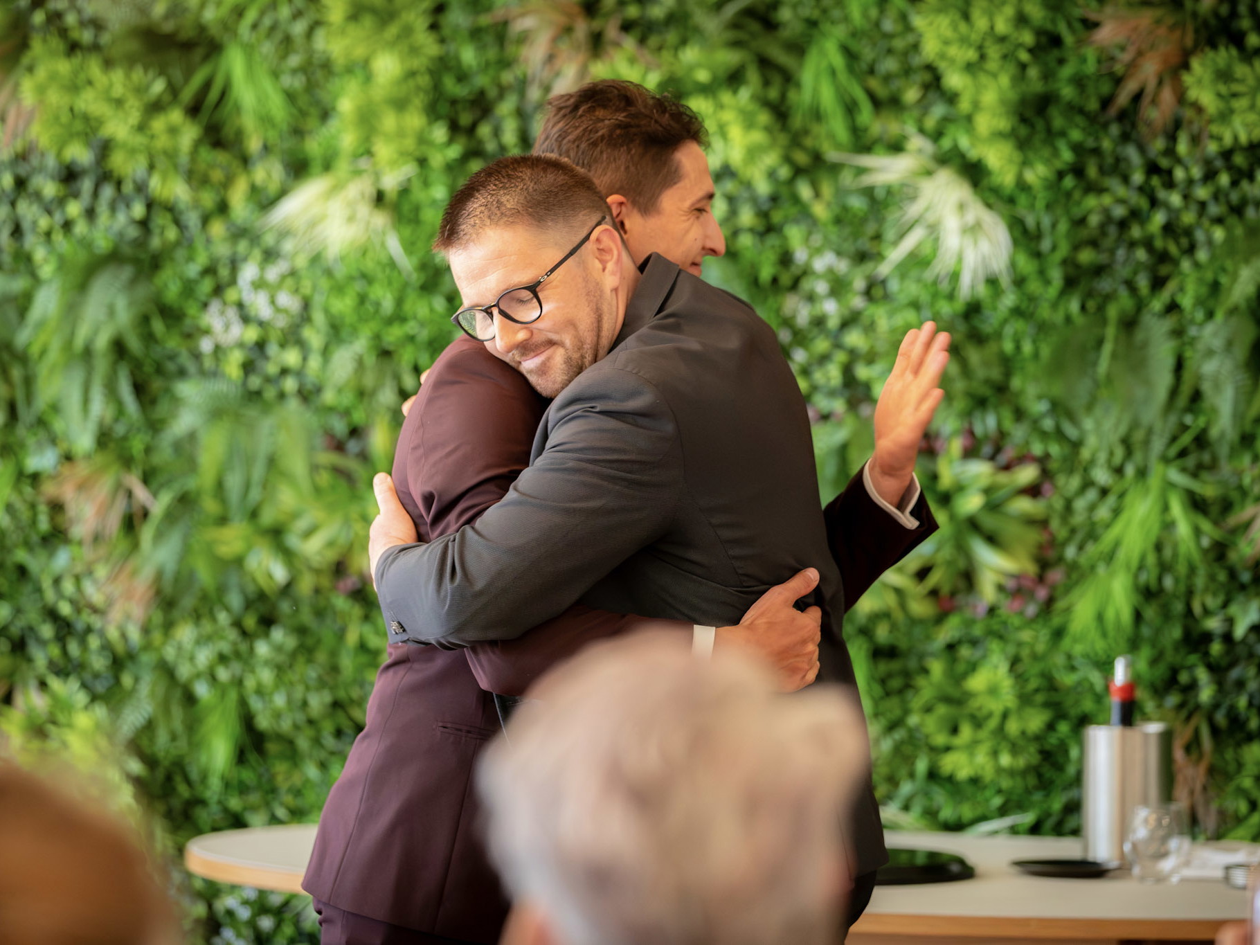 Mikaël Grou (r.) umarmt seinen Konkurrenten Tony Lécuroux MS (l.).
