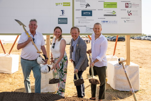 Bert Jandl (Geschäftsführer von Birdland Winery), Silvia Pitzl (Bürgermeisterin Apetlon), Felix Åhrberg (Chief Winemaker von Birdland Winery) und Maximilian Köllner (Bürgermeister von Illmitz und Nationalratsabgeordneter)