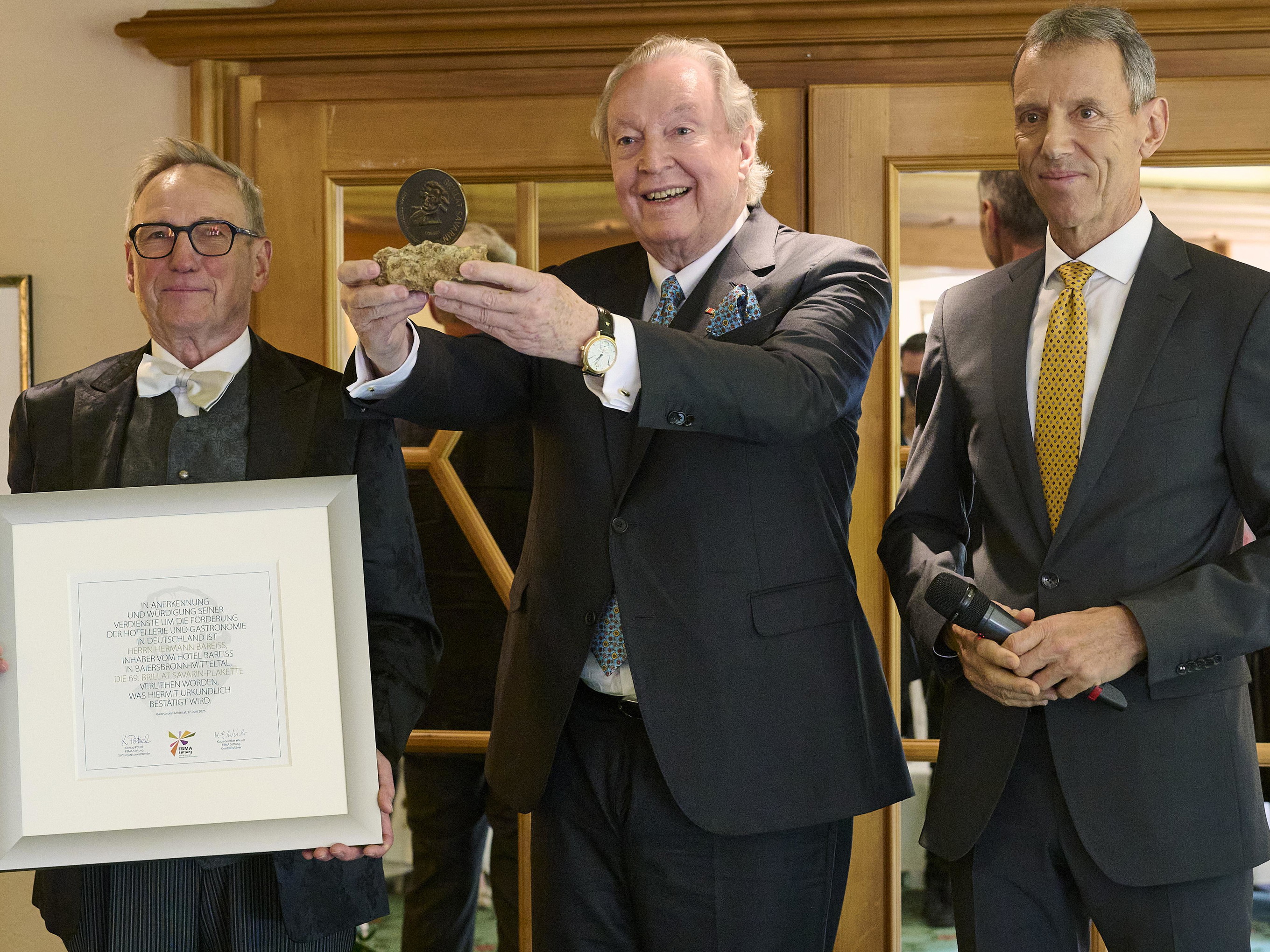 Preisträger Hermann Bareiss mit Könrad Pötzel (l.) und Klaus-Günther Wiesler (r.).