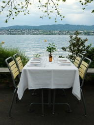 «rémy» bringt sommerliches Dinner-Pop-up in die Badi Tiefenbrunnen
