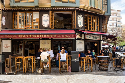 Vermuterias erleben in Spanien ein echtes Revival. Sie servieren ihn eisgekühlt, oftmals frisch gezapft und in Kombination mit Tapas.