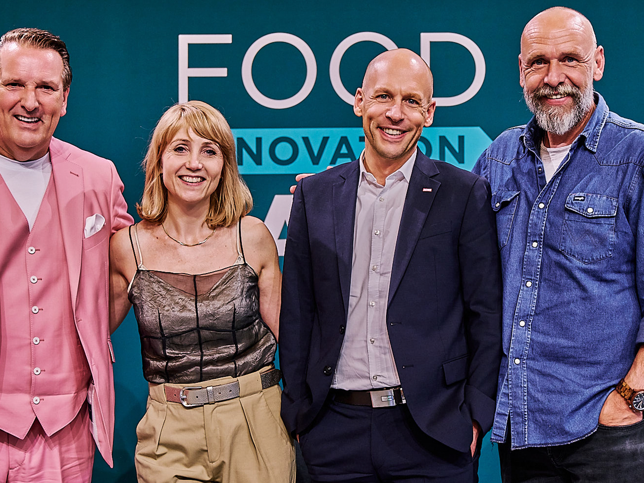  FIC-Gründerin Sina Gritzuhn, Ralf Dümmel, Andreas Persigehl (Vorsitzender der Geschäftsleitung REWE Nord) und Holger Stanislawski (REWE Center Winterhude)