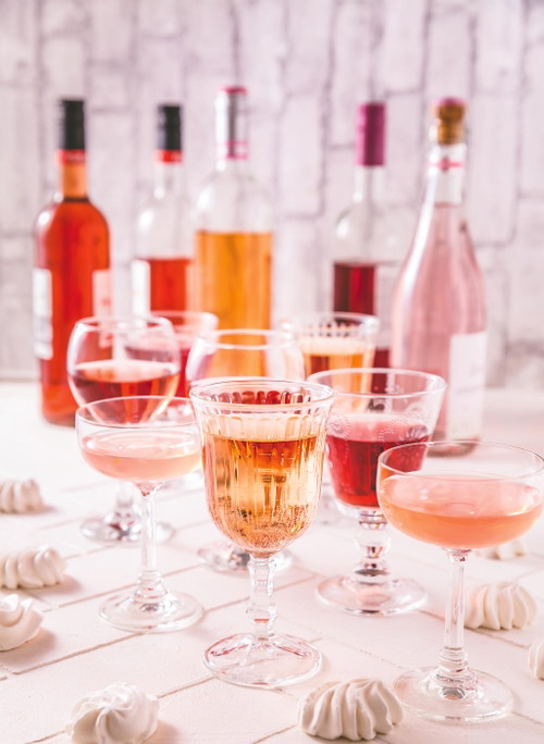 Das Farbspektrum von Roséweinen reicht von zartem Hellrosa bis zu kräftigem Himbeer- oder Kirschrot – genauso vielfältig ist der Geschmack.