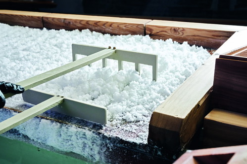 Schweizer Salz in seiner edelsten Form. Das Fleur des Alpes wird in der Saline von Bex von Hand geschöpft und anschliessend auf Lärchenholz getrocknet.