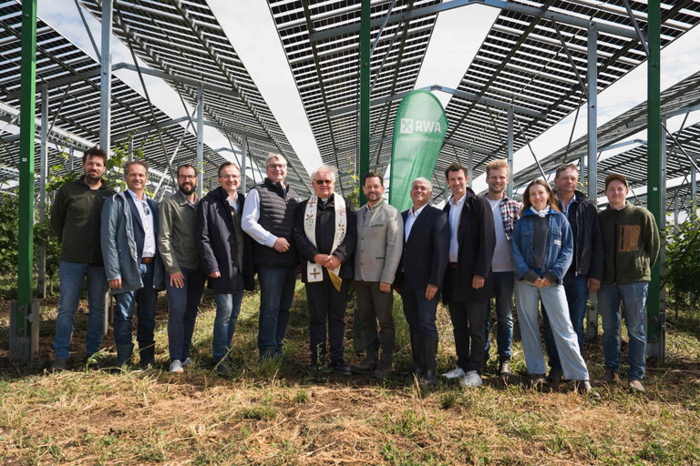 Mathias Schödl (Weingut Schödl), Klemens Neubauer (RWA AG), Sebastian Geer (RWA AG), Oliver Eisenhöld (RWA AG), Reinhard Zöchmann (Weinbauverband NÖ), Pfarrvikar Leszek Bednarczyk, VD Christoph Metzker (RWA AG), Elmar Schöberl (Bürgermeister Zistersdorf), Abgeordneter zum NÖ Landtag René Lobner, Hannes Schweighofer (Weingut Schweighofer), Viktoria Schödl (Weingut Schödl), Herbert Schödl (Weingut Schödl), Leonhard Schödl (Weingut Schödl)