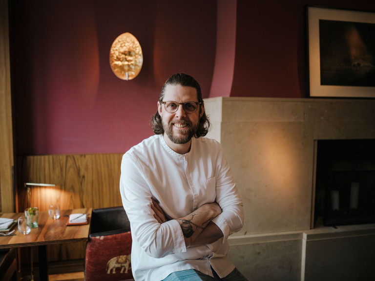 Kreuzberg trifft Frankreich: Philipp Vogel ist seit Kurzem Markenbotschafter von Peugeot Saveurs. Der Küchenchef des »Orania.Resaturant« zeigt künftig, wie sich mit den Kücheninstrumenten der französischen Traditionsmarke – von Gewürzmühlen bis Planchas – Aromen präzise herausarbeiten lassen.