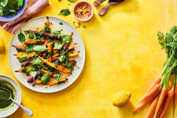 Ofenkarotten-Salat mit Erdnuss-Sauce und Karottengrün-Koriander-Pesto