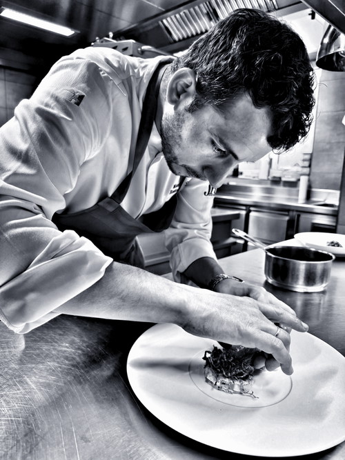Maurizio Oster (38) ist Küchenchef und Inhaber des Hamburger Sterne-Restaurants »Zeik« sowie Juror der ZDF-Show »Die Küchenschlacht« und kochte zuvor unter anderem im »Hotel Vier Jahreszeiten«, im »Haerlin«, im »ONO«, auf der »MS Europa« sowie als Küchenchef im »VLET an der Alster«, bevor er 2018 das »Zeik« übernahm und dort eine moderne, nachhaltige Fine-Dining-Küche etablierte.