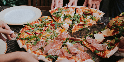 Das ist die einzig richtige Methode, Pizza zu essen