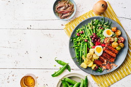 Salade Nicoise mit gegrilltem Lachs