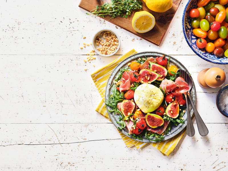 Salat mit Büffelmozzarella, Ofenparadeisern und Feigen
