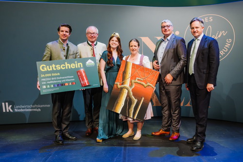 Florian Mayer (RWA), LH-Stv. Stephan Pernkopf, NÖ Weinkönigin Marie Huber, Veronika Pichler (Weingut des Jahres spusu Wein), NÖ Weinbaupräsident Reinahrd Zöchmann, Landwirtschaftskammer- NÖ-Präsident Johannes Schmuckenschlager
