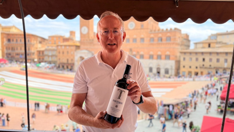 Alan Hulsbergen presenta Fonterosi, la nuova Gran Selezione (3.700 bottiglie), 100% Sangiovese, degustato in anteprima in Piazza del Campo in occasione del passaggio della Mille Miglia.