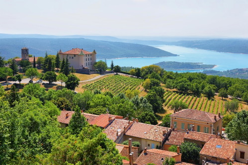 Das Terroir der Provence ist vielfältig. Es gibt Weinberge in den Alpilles, aber auch solche mit Blick auf das Mittelmeer.