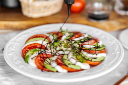 Avocado-Caprese-Salat