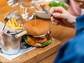 Burger-Knigge: Isst man ihn mit den Händen oder mit Messer und Gabel?