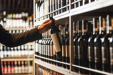 Gäste vertrauen Menschen mehr als KI bei der Weinwahl