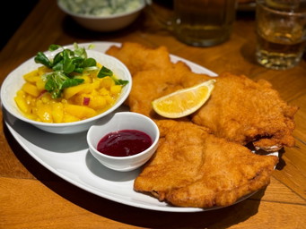 Warum gehört Zitrone zum Wiener Schnitzel?