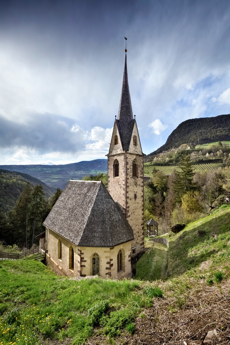 Die kleine Kirche von St. Vigil in Kastelruth ist von Mythen und Legenden umrankt.