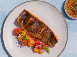 Trota salmonata alla griglia con insalata di anguria e menta