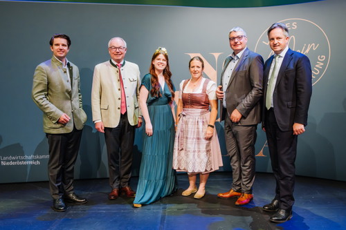 Florian Mayer (RWA), LH-Stv. Stephan Pernkopf, NÖ Weinkönigin Marie Huber, Veronika Pichler (Weingut des Jahres spusu Wein), NÖ Weinbaupräsident Reinhard Zöchmann und Landwirtschaftskammer- NÖ Präsident Johannes Schmuckenschlager