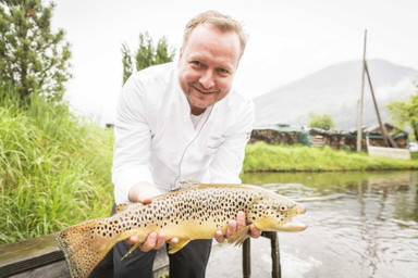 Hubert Wallner grillt im Sommer Steckerlfisch am Wörthersee