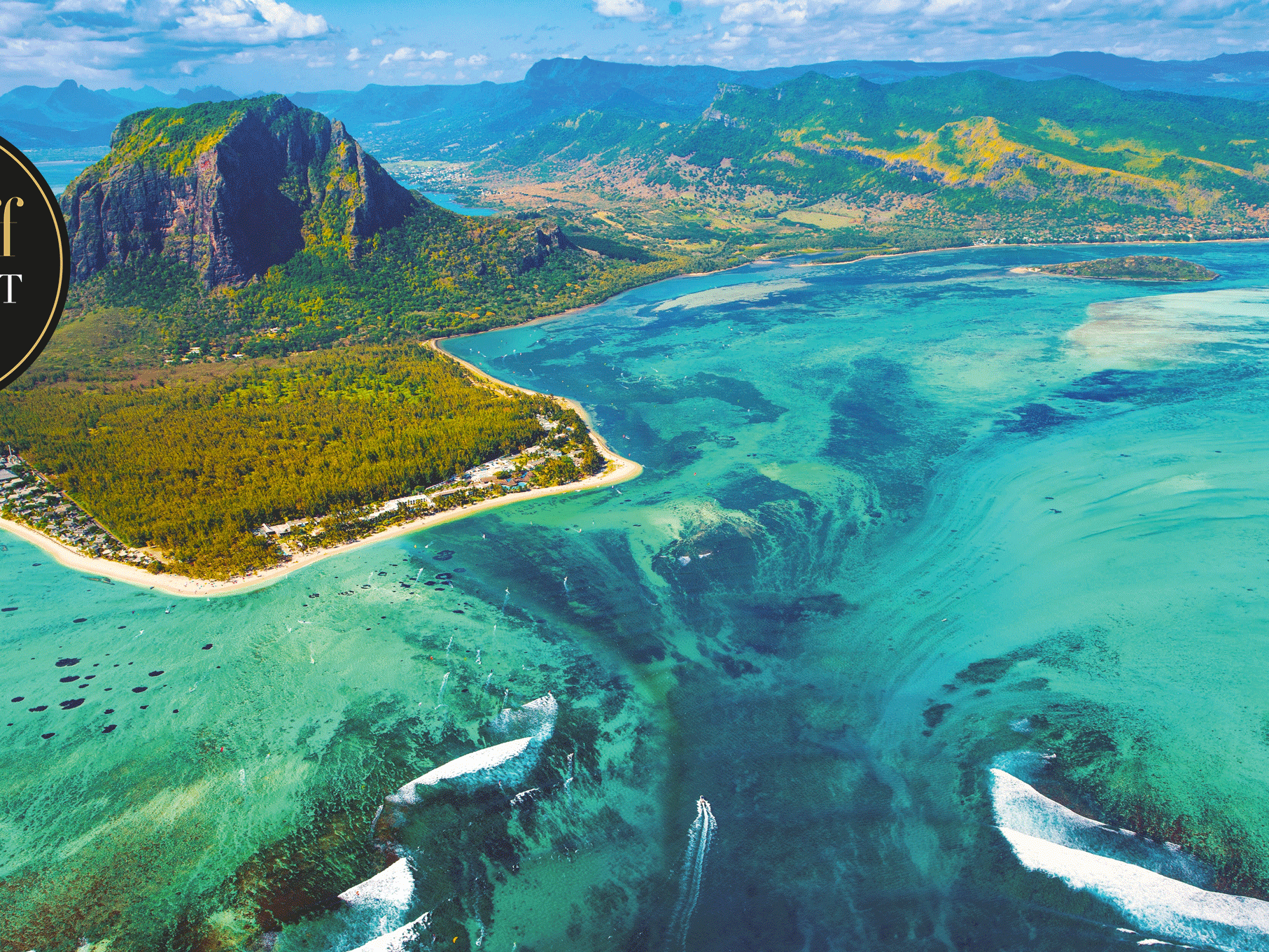 Am Fuß des Le Morne Brabant verbindet das LUX* Le Morne weißen Sand, türkisblaues Meer und lässigen Luxus zu einem paradiesischen Inselerlebnis