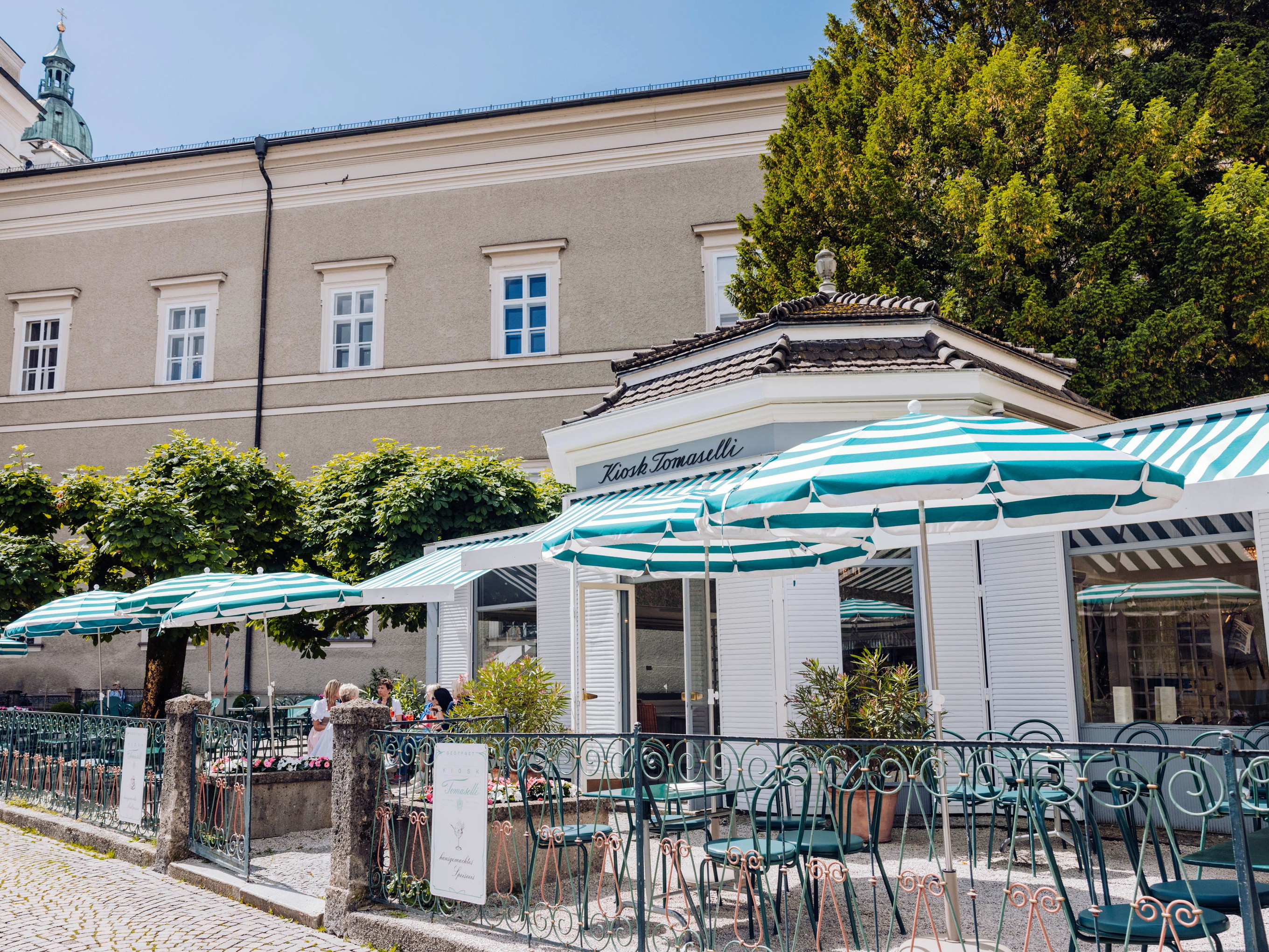 Während der Salzburger Festspiele verwandelt sich der Kiosk des »Café Tomaselli« in das »Festspiel Aperitivo Tomaselli«-Pop-up.