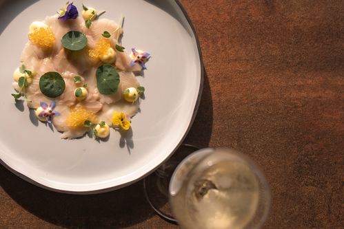 Carpaccio di Trota Marinata con maionese allo spinacio selvatico, dove delicatezza e note erbacee si incontrano.
