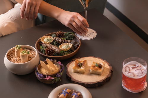 L’aperitivo a Le Meridiane, accompagnato da piccoli assaggi dello chef e da un’atmosfera di convivialità contemporanea.
