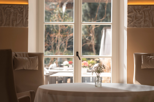 Le Meridiane, il ristorante light &amp; wellness di Castel Hörtenberg, affacciato sul giardino secolare e sulla piscina del castello.