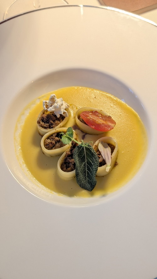Mezze maniche con ragù d'oca, crema di mais e olio al rosmarino