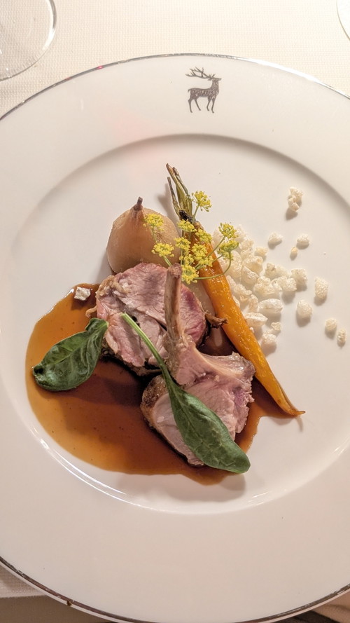 Maialino al latte con finocchio selvatico, pera e salsa al verjus