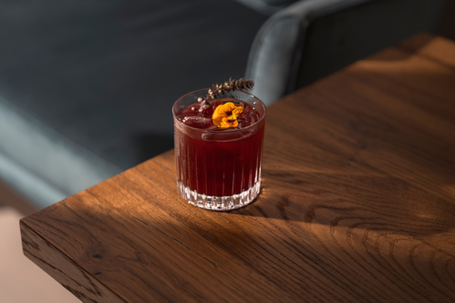 Il Negroni Boschivo del bar Le Meridiane: gin locale, bitter e barbabietola affumicata incontrano i profumi del bosco altoatesino.