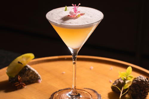 Mela Shakerata, cocktail signature Le Meridiane che esalta i sapori del gin locale e le note di mela con limone e una sottile sfumatura salina.